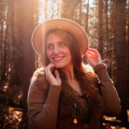 Junge Frau in der Herbstsonne