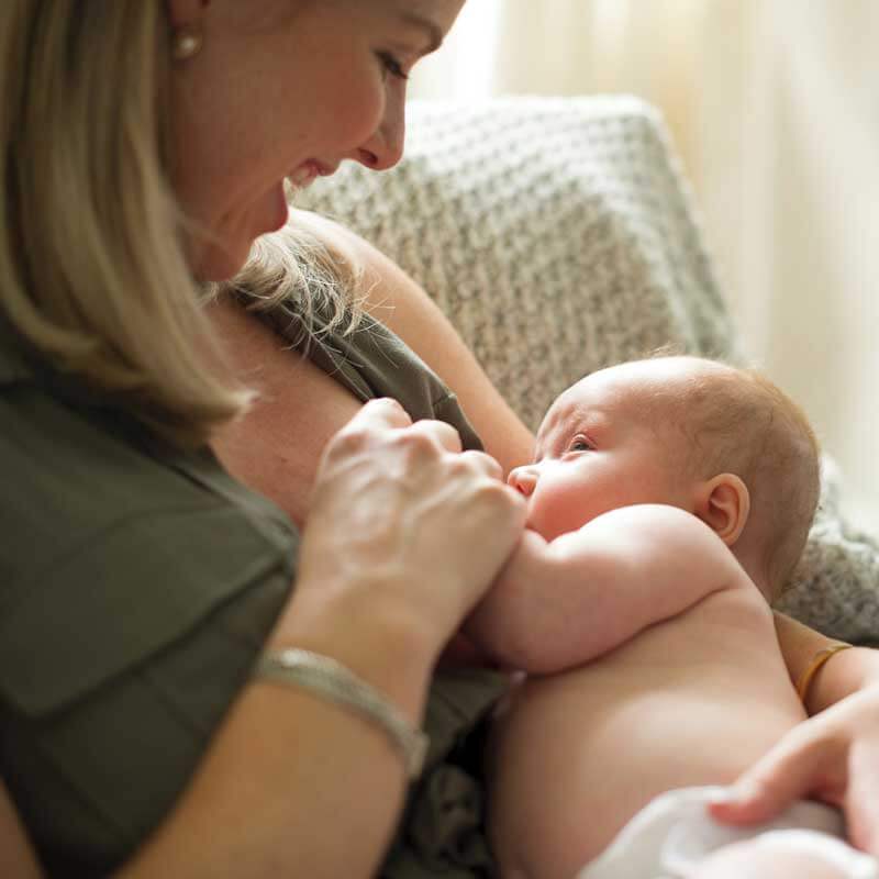 Baby stillen mit Muttermilch
