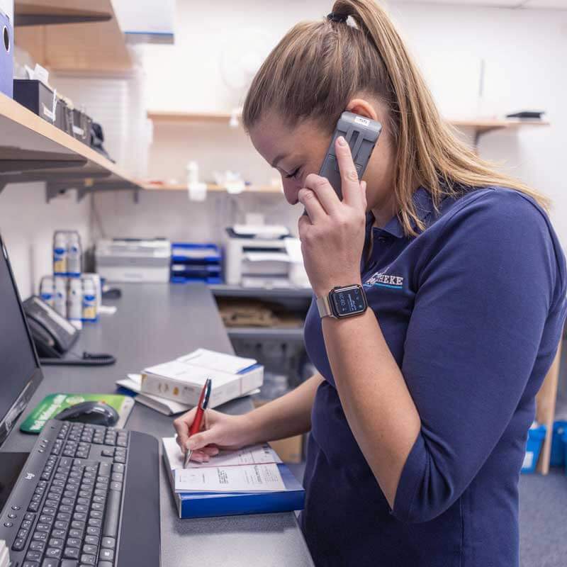 Mitarbeiterin der Bären Apotheke kümmert sich telefonisch um einen Angehörigen der Fragen zur Palliativversorgung hat